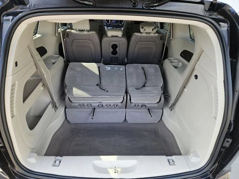 Used 2017 Chrysler Pacifica Touring-L Plus w/ Advanced Safetytec Group FWD image 18