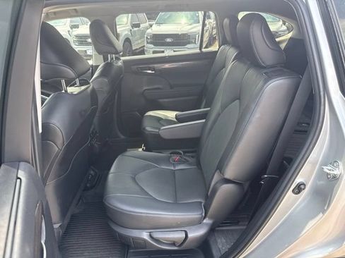 Used 2022 Toyota Highlander Platinum AWD/4WD image 26