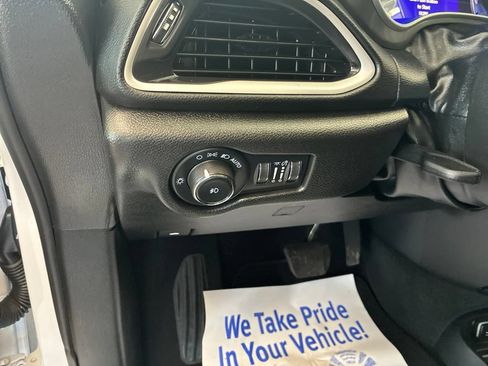 Used 2025 Chrysler Pacifica Select FWD image 10