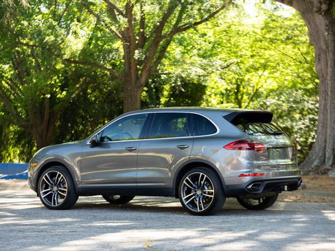 Used 2016 Porsche Cayenne w/ Premium Package image 10