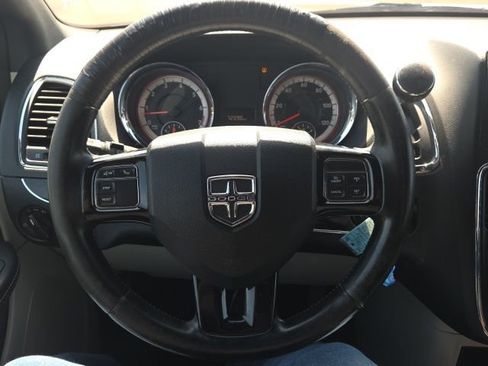 Used 2016 Dodge Grand Caravan SE image 32