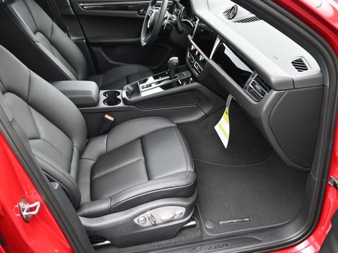 Certified 2025 Porsche Macan image 10