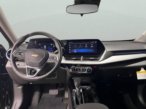 Used 2025 Chevrolet Trax LT w/ LT Convenience Package FWD image 14