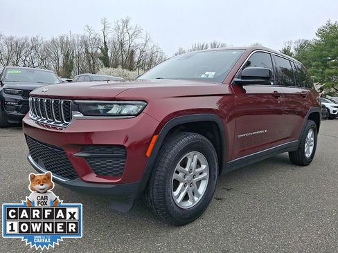 Used 2023 Jeep Grand Cherokee Laredo image 3