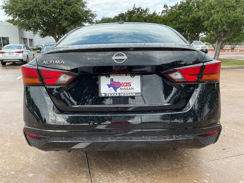 Used 2025 Nissan Altima 2.5 SV FWD image 6