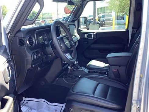 Certified 2024 Jeep Wrangler Unlimited Sahara w/ Technology Group AWD/4WD image 14