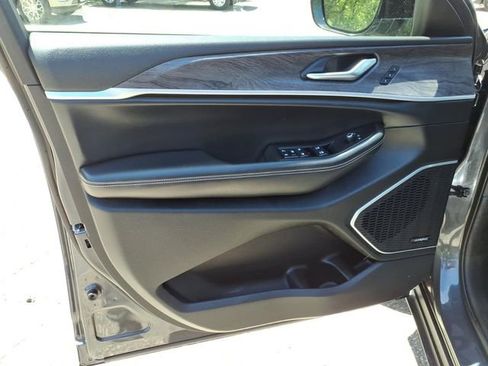 Used 2022 Jeep Grand Cherokee Limited AWD/4WD image 20