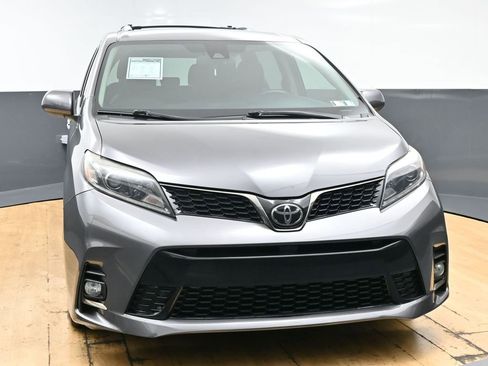 Used 2018 Toyota Sienna SE FWD image 4