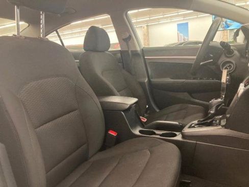 Used 2019 Hyundai Elantra SE w/ Cargo Package FWD image 17