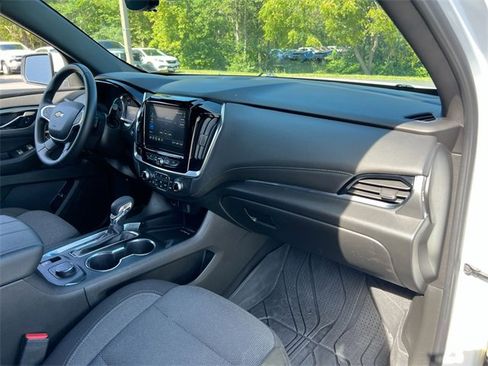 Used 2023 Chevrolet Traverse LT w/ Rear Camera Mirror Package image 27