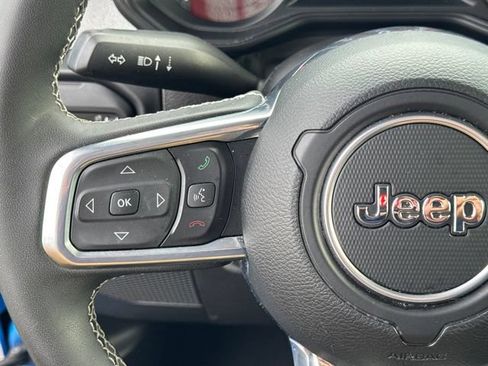 Used 2025 Jeep Wrangler Unlimited Sahara AWD/4WD image 36