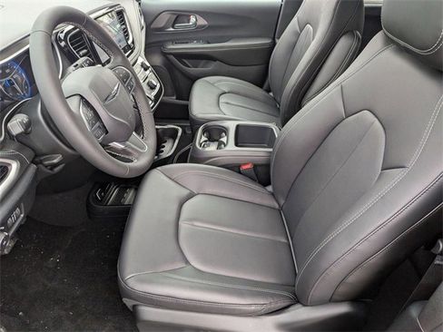 New 2026 Chrysler Pacifica Select image 12