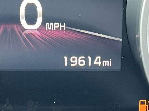 Used 2024 Kia Carnival EX image 7