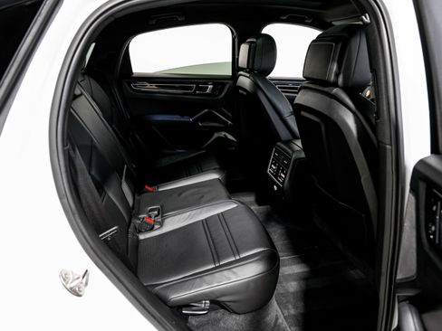 Used 2020 Porsche Cayenne S image 31