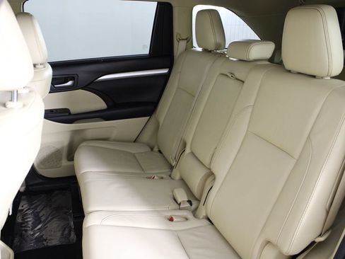 Used 2017 Toyota Highlander XLE FWD image 21
