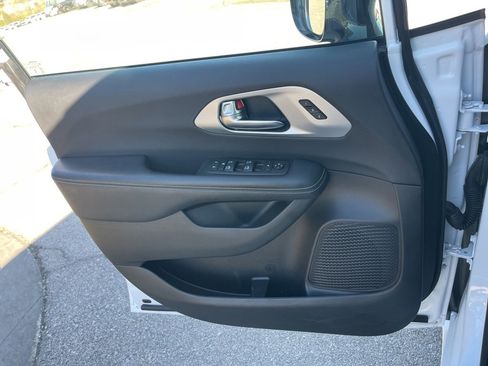 Used 2025 Chrysler Pacifica Limited image 36