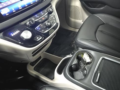 Used 2024 Chrysler Pacifica Touring-L FWD image 26