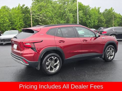 Used 2024 Chevrolet Trax LT w/ Driver Confidence Package FWD image 3