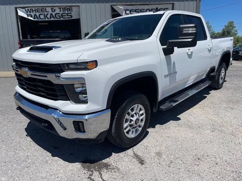 Used 2025 Chevrolet Silverado 2500 LT w/ Convenience Package AWD/4WD image 3