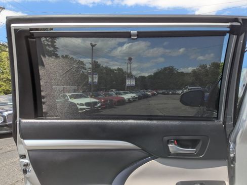 Used 2018 Toyota Highlander XLE AWD/4WD image 40