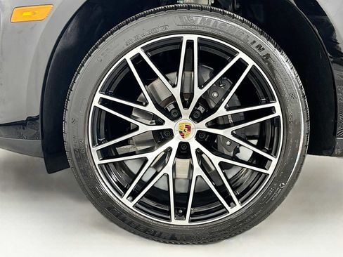 Certified 2025 Porsche Macan image 33