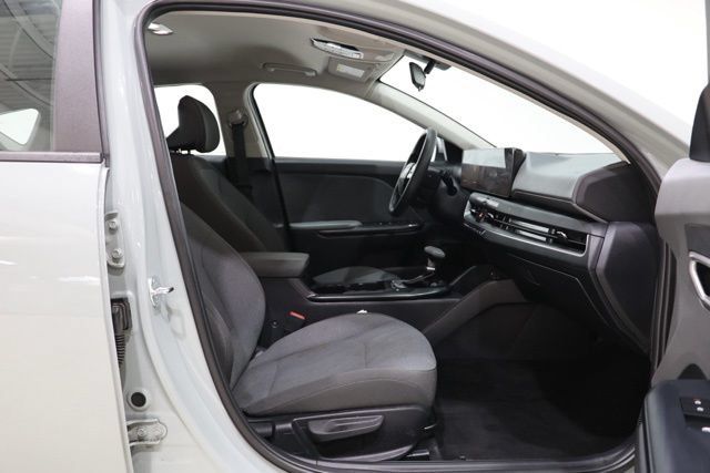 Used 2025 Kia K4 FWD image 32