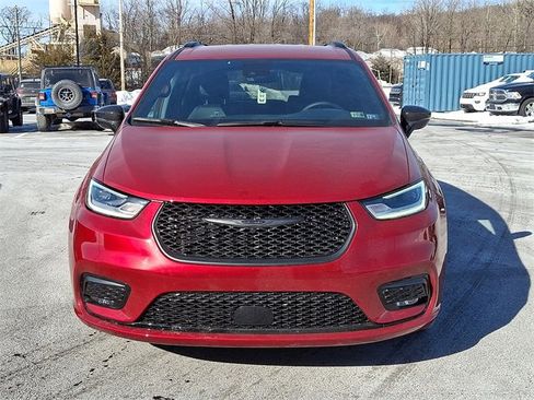 Used 2024 Chrysler Pacifica Touring-L w/ S Appearance Package image 2