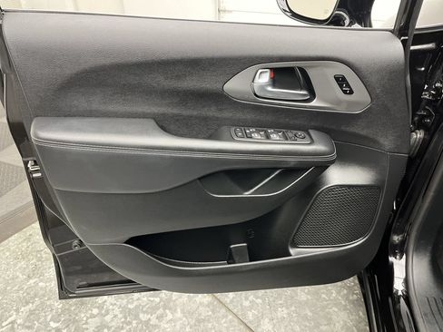 Used 2025 Chrysler Pacifica Select FWD image 7