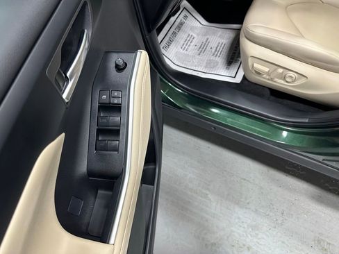 Used 2025 Toyota Highlander XLE image 9