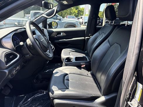 Used 2025 Chrysler Pacifica Select FWD image 13