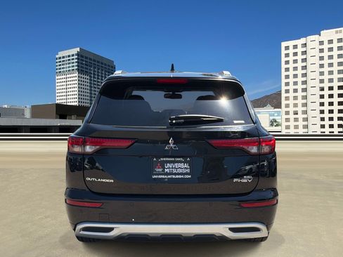 Used 2024 Mitsubishi Outlander 4WD Plug-In Hybrid image 4