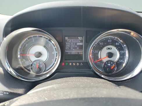 Used 2014 Chrysler Town & Country Touring-L FWD image 21