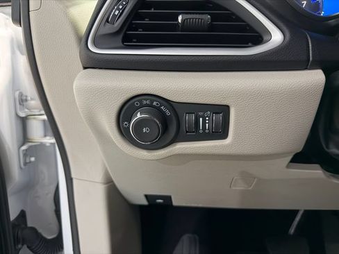 Used 2024 Chrysler Pacifica Touring-L FWD image 27