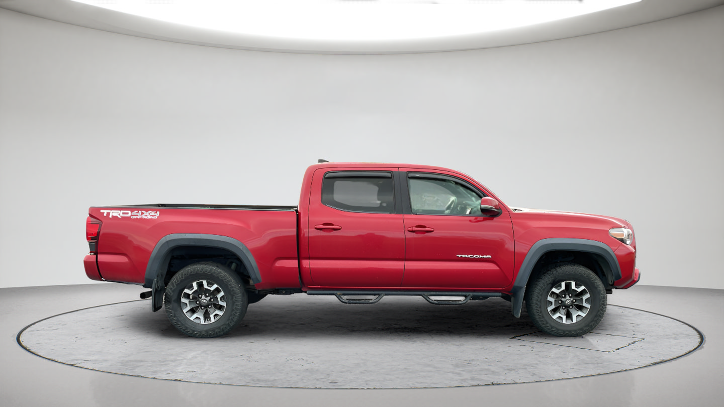 Used 2018 Toyota Tacoma TRD Off-Road w/ Technology Package AWD/4WD image 4