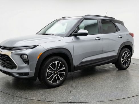 Used 2025 Chevrolet TrailBlazer LT image 3