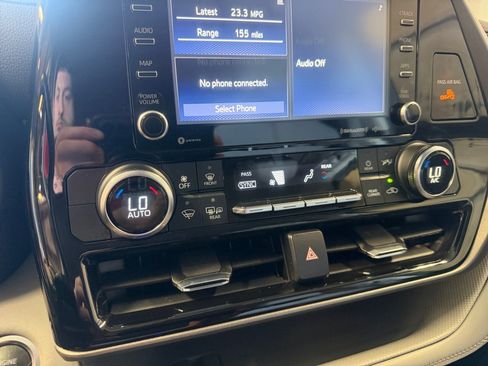Used 2021 Toyota Highlander LE AWD/4WD image 22