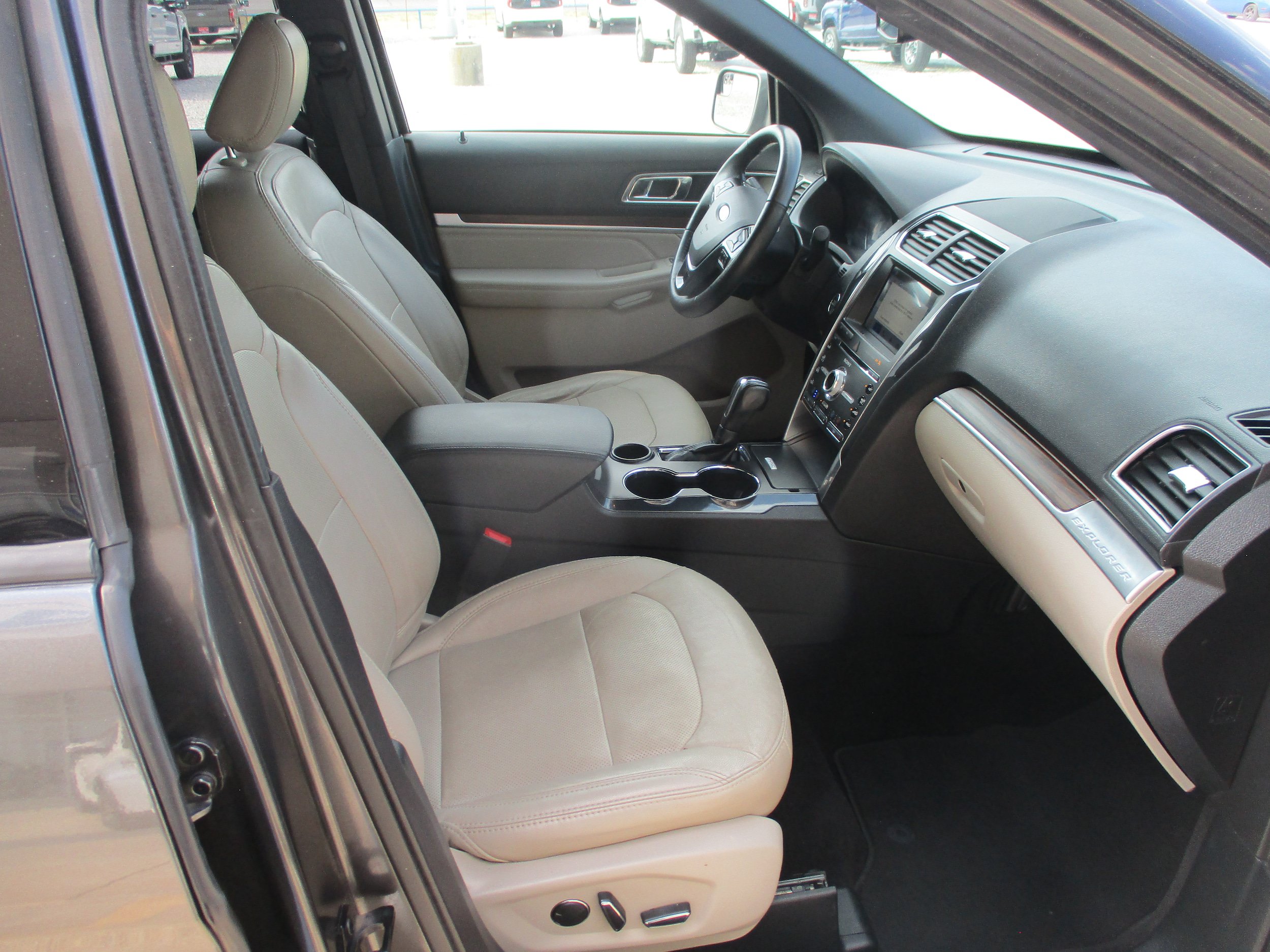 Used 2018 Ford Explorer Limited FWD image 10