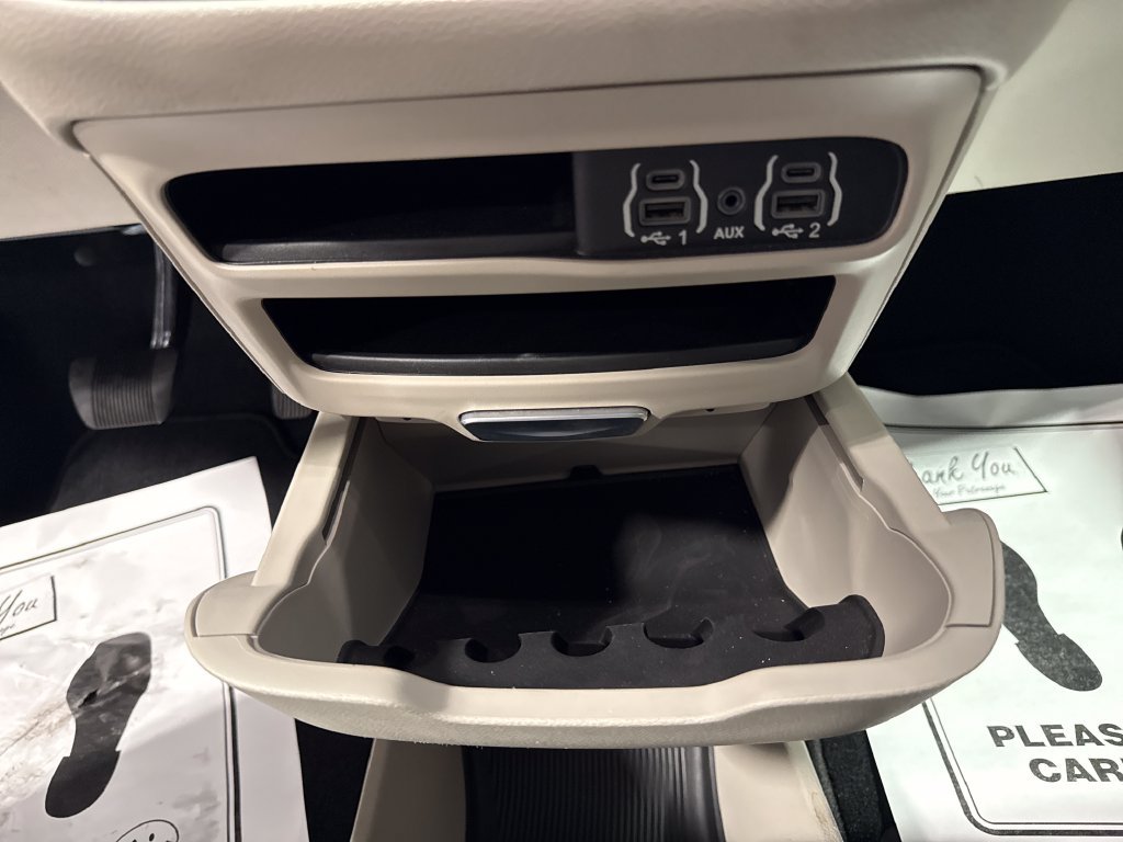 Used 2023 Chrysler Pacifica Touring-L FWD image 21