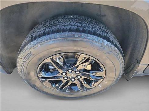 Used 2023 Chevrolet Traverse LT FWD image 11