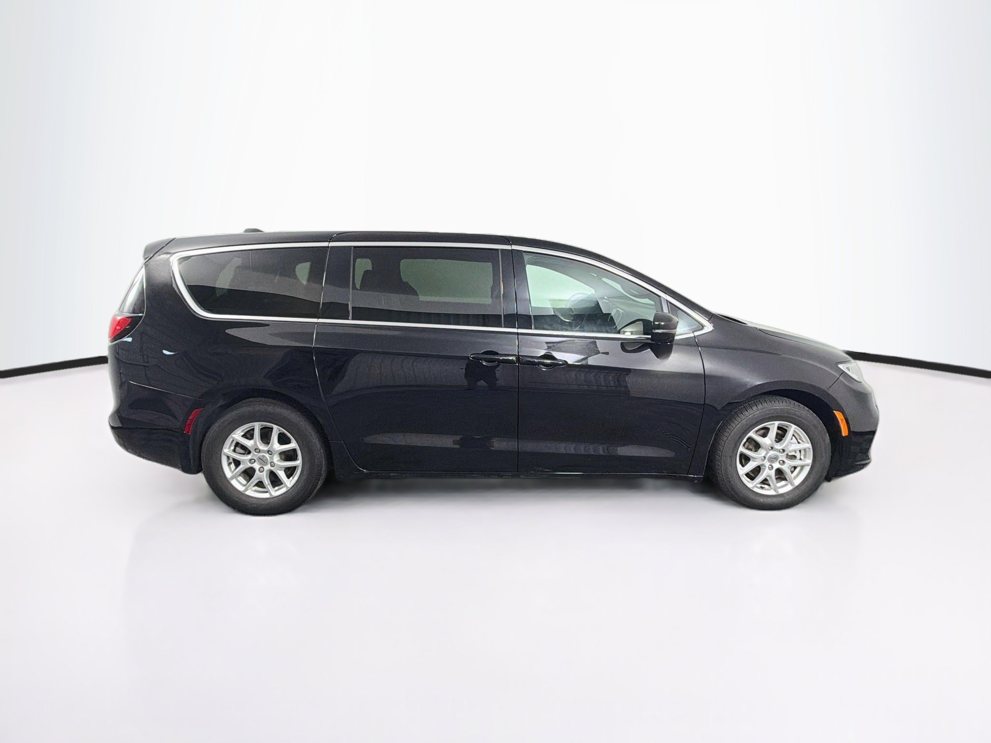 Used 2025 Chrysler Pacifica Select FWD image 10