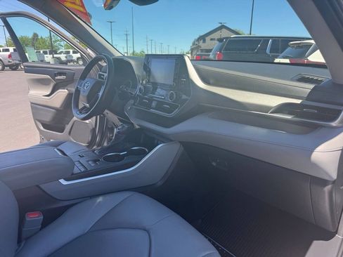 Used 2021 Toyota Highlander XLE AWD/4WD image 37