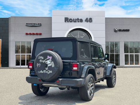 Used 2024 Jeep Wrangler Unlimited w/ Convenience Group AWD/4WD image 5
