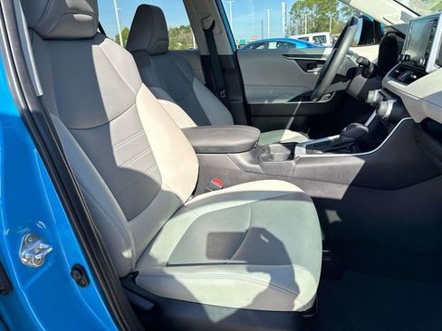 Used 2020 Toyota RAV4 XLE Premium image 11