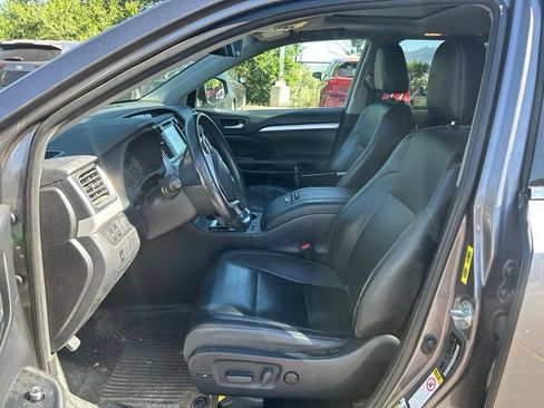 Used 2019 Toyota Highlander XLE AWD/4WD image 19