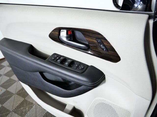 Used 2023 Chrysler Pacifica Limited FWD image 28