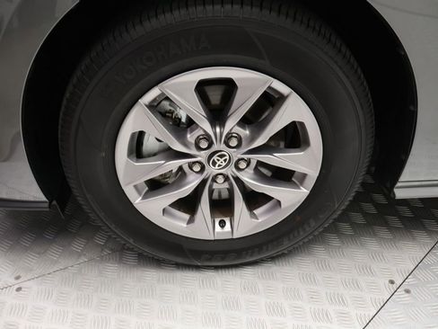 Used 2026 Toyota Sienna XLE FWD image 4