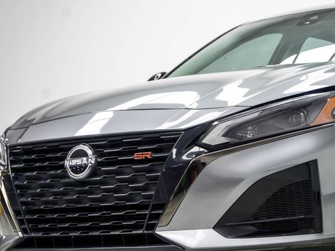 Used 2023 Nissan Altima 2.5 SR w/ SR Premium Package FWD image 2