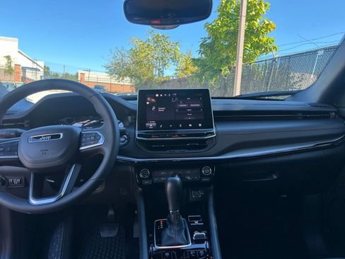 Used 2025 Jeep Compass Trailhawk image 32