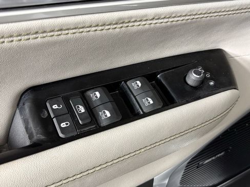 Used 2024 Jeep Wagoneer L Series II RWD image 18