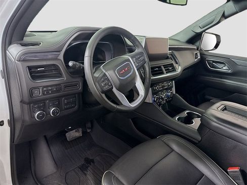 Used 2024 GMC Yukon XL SLT w/ SLT Luxury Package image 3